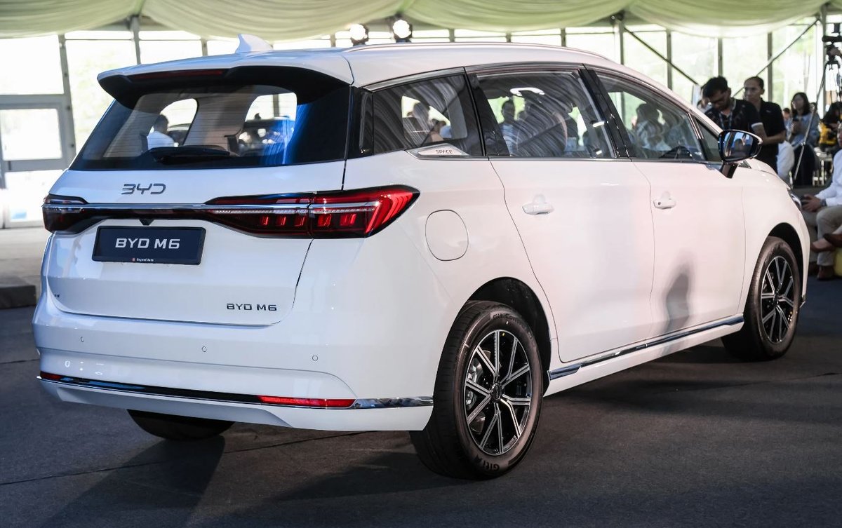 Đuôi xe BYD M6