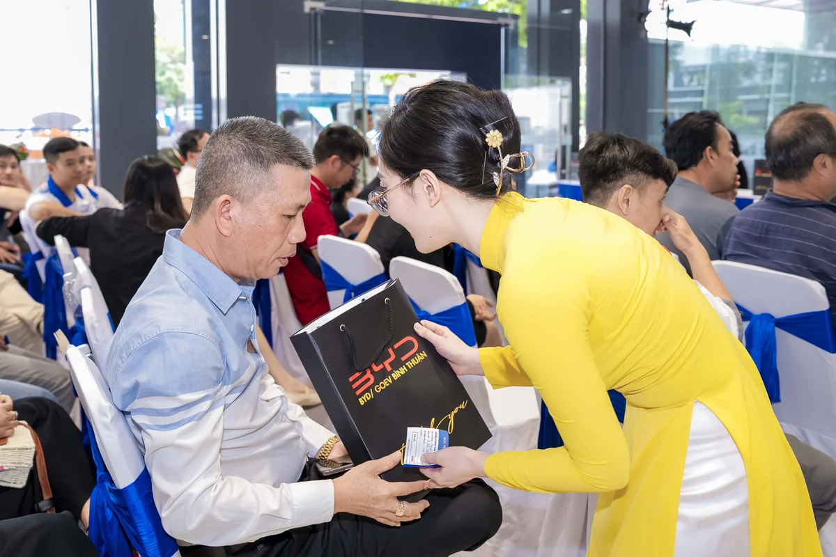 Đội ngũ BYD GOEV Bình Thuận tư vấn tận tâm cho khách hàng tại sự kiện