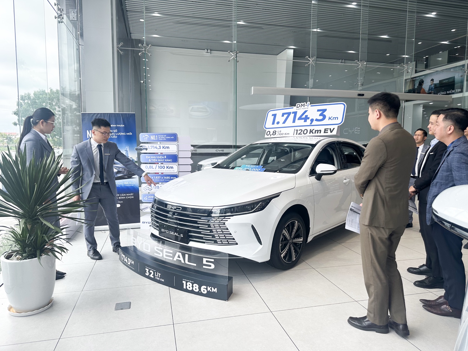 Khách tham quan trải nghiệm xe điện BYD tại showroom mới