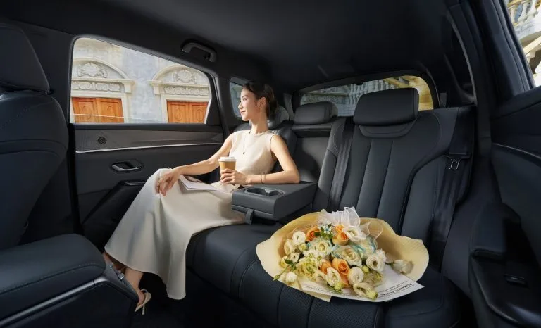Không gian hàng ghế sau BYD Sealion 5 DM-i rộng rãi