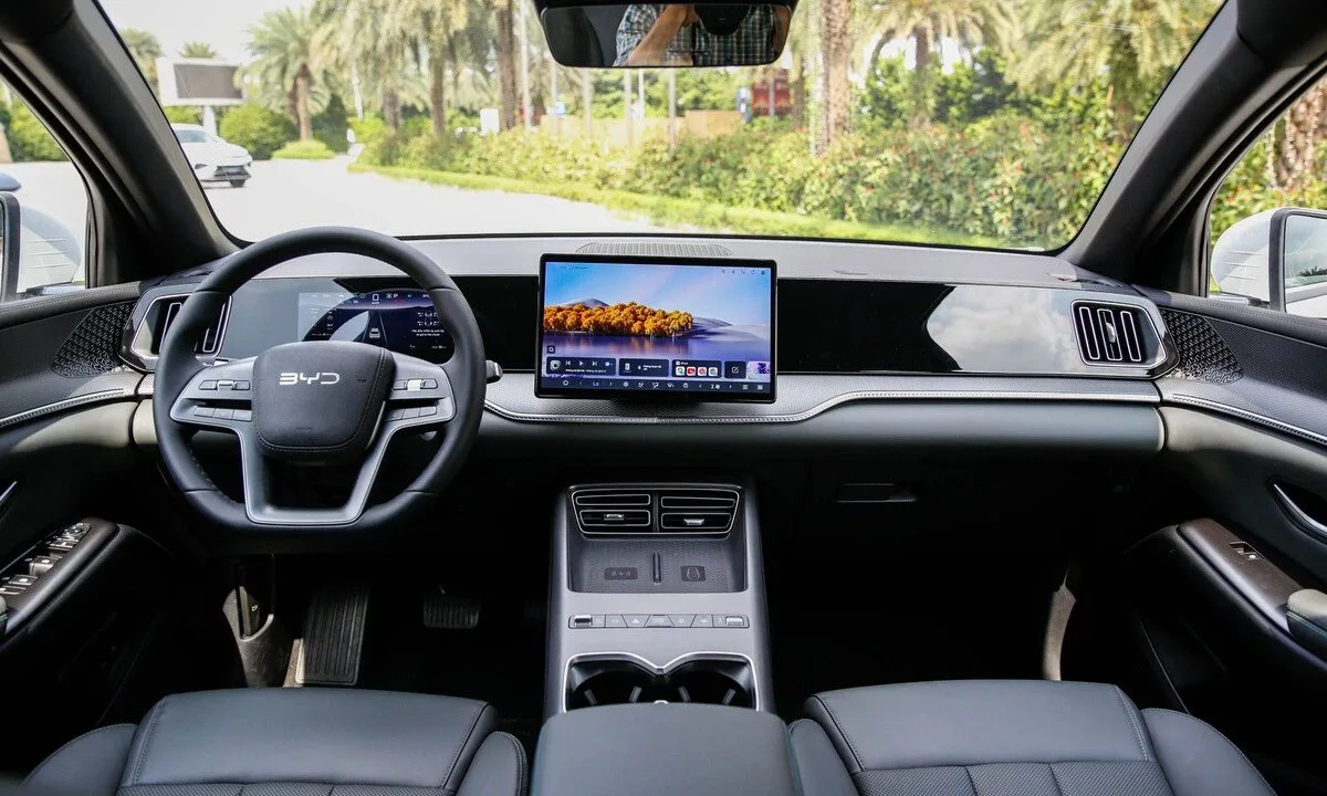 Nội thất BYD Sealion 5 DM-i vô-lăng đáy phẳng