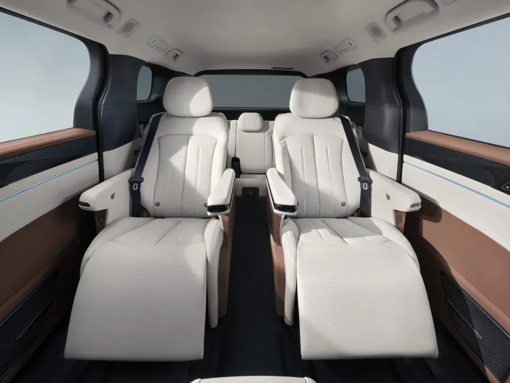 Ghế cơ trưởng zero-gravity BYD M9