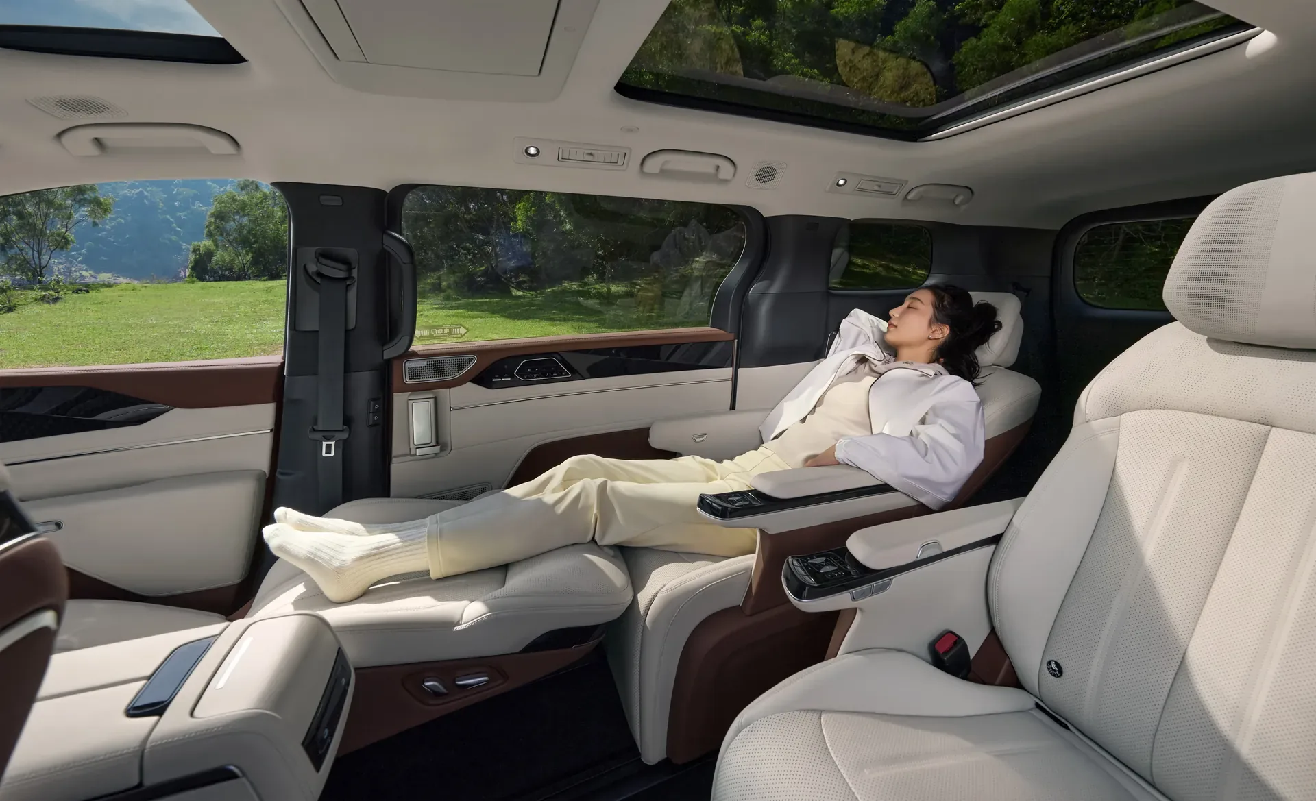 Ghế cơ trưởng zero-gravity ngả gần phẳng dưới cửa sổ trời BYD M9