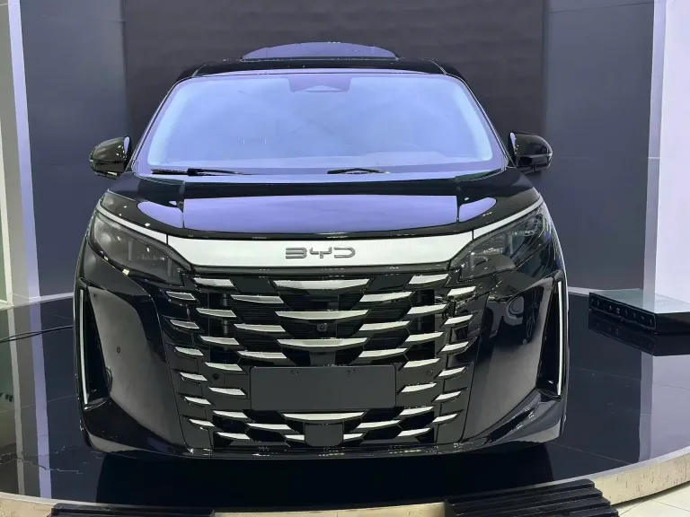 BYD M9 màu đen trưng bày tại showroom BYD GOEV Bình Thuận