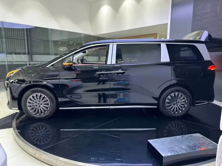 Thân xe BYD M9 màu đen tại showroom BYD GOEV Bình Thuận