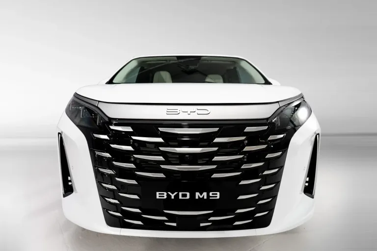 BYD M9 màu trắng nhìn chính diện