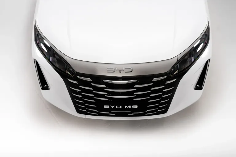 Đầu xe BYD M9 nhìn từ trên cao