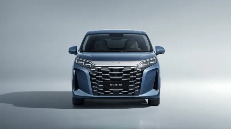 BYD M9 màu xanh nhìn chính diện