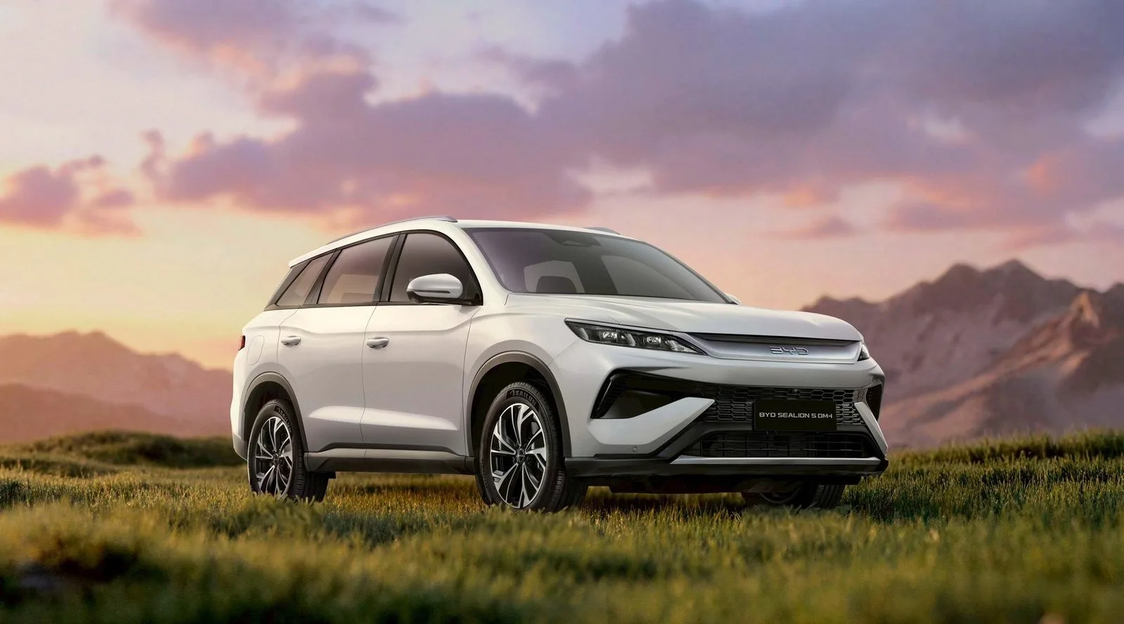 BYD Sealion 5 ngoại thất trong ánh hoàng hôn