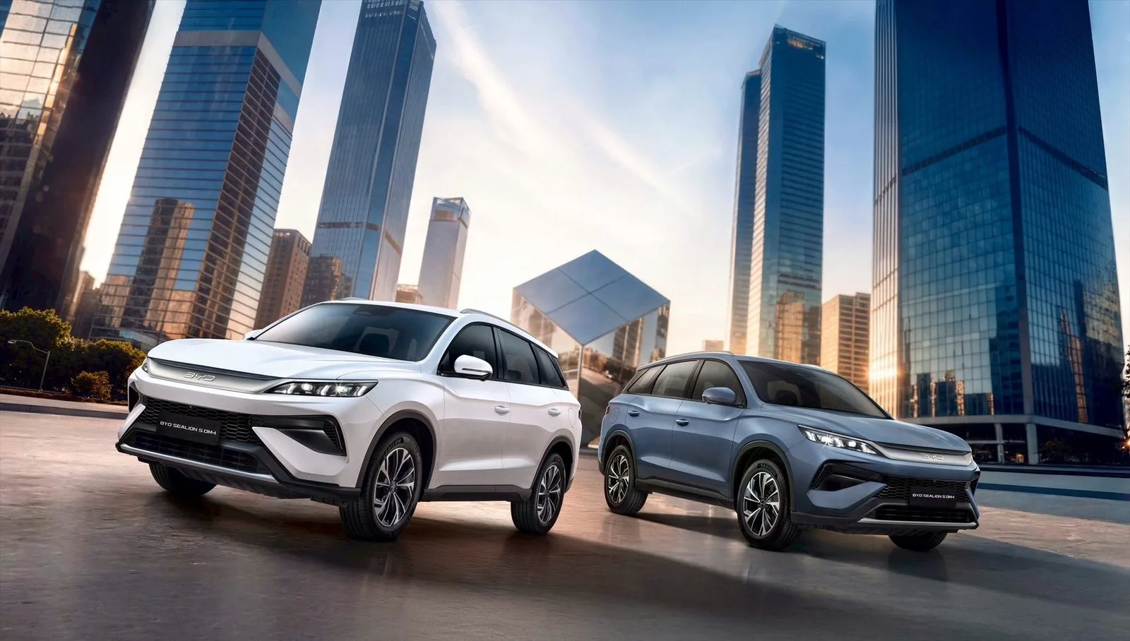 BYD Sealion 5 màu Trắng Arctic và Xám Atlantis