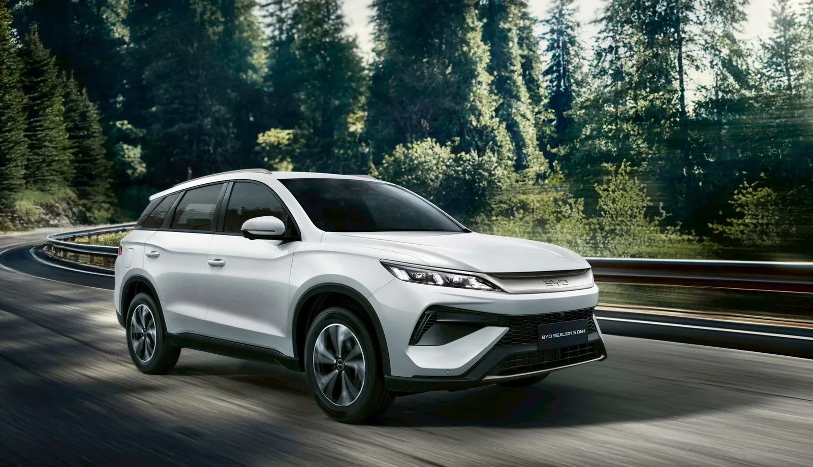 BYD Sealion 5 vận hành trên đường rừng