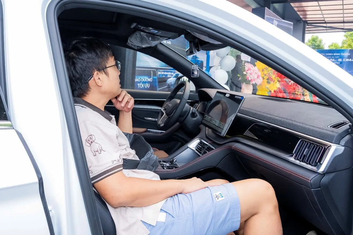 Experience Tour - First Meet: Check-in Cùng BYD M9 Ngày 20/10/2026 6 Khách hàng trải nghiệm nội thất xe BYD